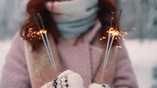 燃烧的火花在女人的手中, 选择性的焦点 — 图库视频影像