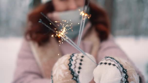 Branden van wonderkaarsen in handen van de dames, selectieve aandacht — Stockvideo