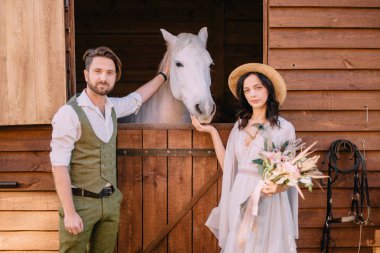 boho tarzı yeni evliler at duran