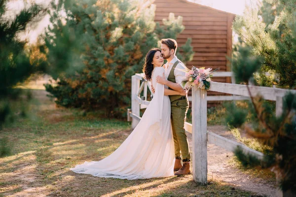 şık romantik çift ayakta ve çiftlikte sarılma