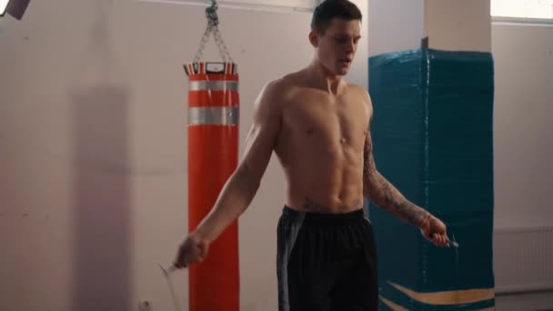 Ung sportig man hoppa rep i gymmet — Stockvideo