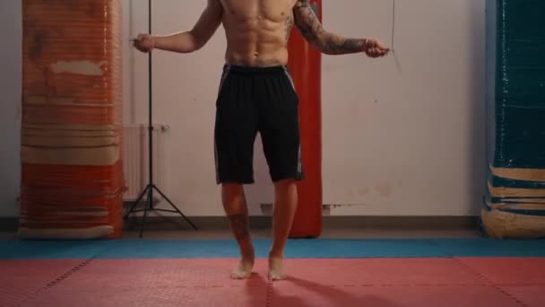 Ung sportig man hoppa rep i gymmet — Stockvideo