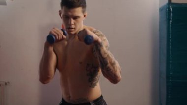 spor salonunda, ağır çekim eğitim dövmeli genç boksör