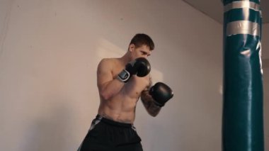 Güçlü beyaz adam boks kullanarak yumruk aşkına