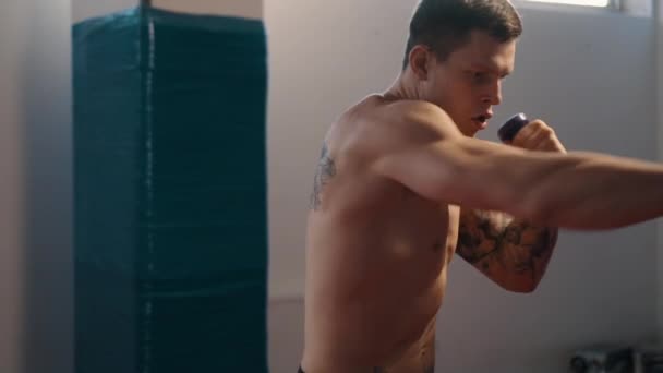 年轻的拳击手与纹身训练在健身房, 慢动作 — 图库视频影像