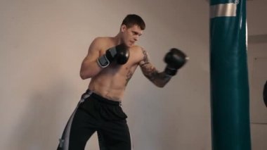 Ücretsiz fighter kum torbası içinde jimnastik salonu vardır.