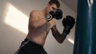 Güçlü beyaz adam boks kullanarak yumruk aşkına