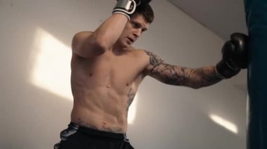 Ücretsiz fighter kum torbası içinde jimnastik salonu vardır.