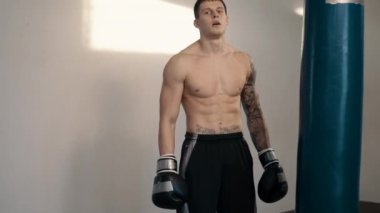 kum torbası yakınındaki dövmeli genç boksör portresi