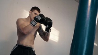 Ücretsiz fighter kum torbası içinde jimnastik salonu vardır.