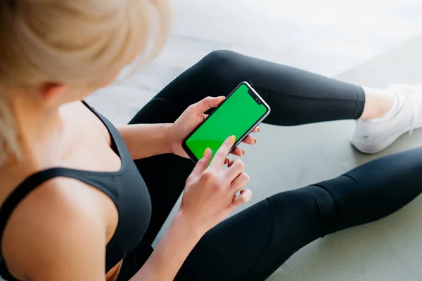 atletik kadın fitness studio, akıllı telefon tutarak yakın çekim