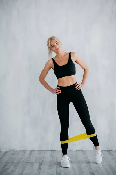 Mädchen beim Training Pilates Fitness elastische widerstandsfähige Bandübungen — Stockfoto