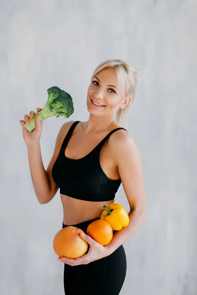 Schlanke, glückliche Frau mit frischem Obst und Gemüse — Stockfoto