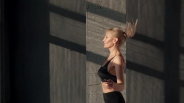 Güzel kadın ağır çekimde ip atlama.