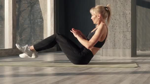 Žena posiluje svaly tisku s náplní cvičení — Stock video