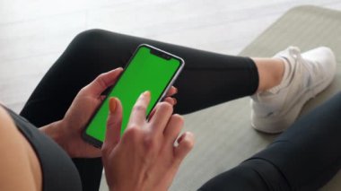 yeşil ekran smartphone spor kadın, elinde yakın çekim