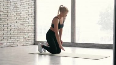 Güzel kız fitness stüdyosunda kobra asana çalışıyor.