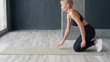 sportif kadın fitness salonunda egzersiz tahta yapmaya başlar