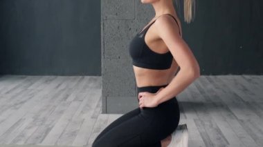 mat fitness salonunda oturan eşofman güzel fitness kız