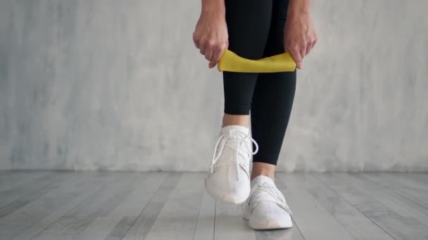 Menina exercitando fitness elástico banda resistente, close-up — Vídeo de Stock