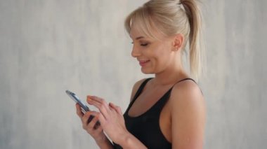 Gülümseyen kadın gösteren yeşil perde hareket eden telefon, spor app uygun