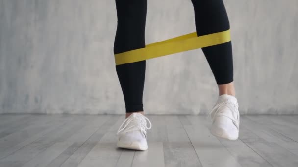 Θηλυκό άσκηση γυμναστήριο ανθεκτικό ελαστικό μπάντα, εσωτερικη των ποδιών — Αρχείο Βίντεο