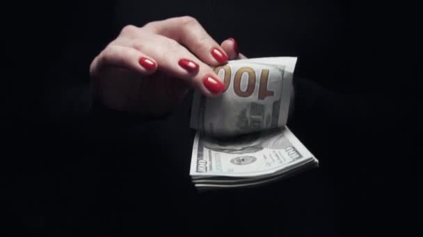 Крупным планом женщины считают сто долларов в темноте — стоковое видео