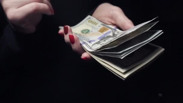 Närbild av kvinnliga händer räknar amerikanska dollar — Stockvideo