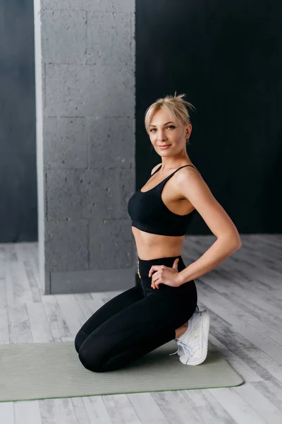 Portrait of fitness woman in yoga studio — Stock Photo, Image