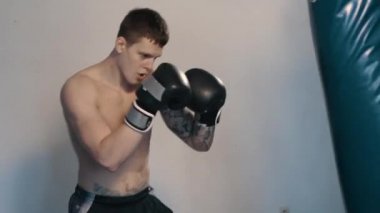 Ücretsiz fighter eğitim kum torbası içinde jimnastik salonu