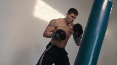 Ücretsiz fighter kum torbası içinde jimnastik salonu vardır.