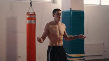 sportif delikanlı spor salonunda ip atlama