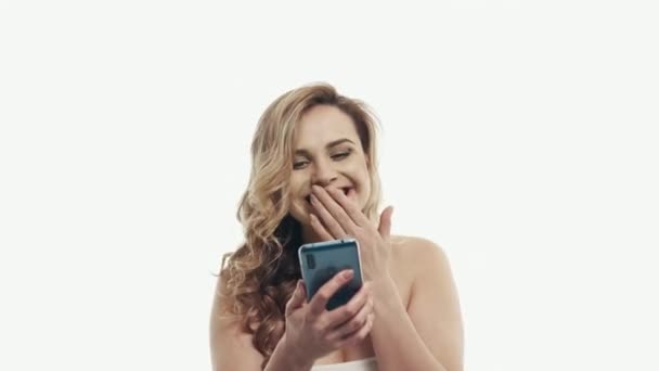 Gelukkige vrouw groen scherm smartphone tonen op witte achtergrond — Stockvideo