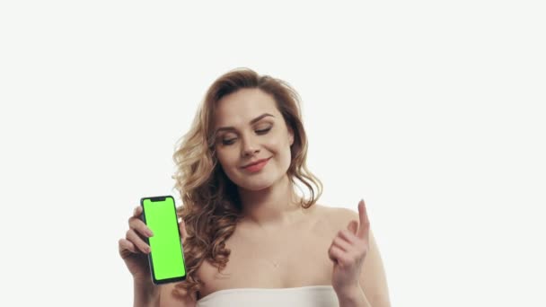 Punta il dito femminile allo schermo verde dello smartphone — Video Stock
