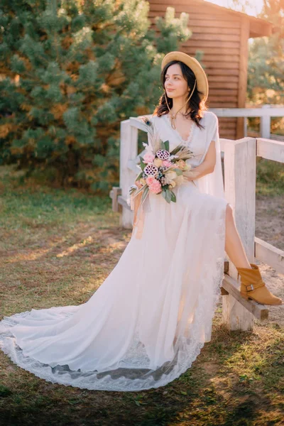 Jeune Mariée Style Boho Debout Près Clôture Tenant Bouquet — Photo