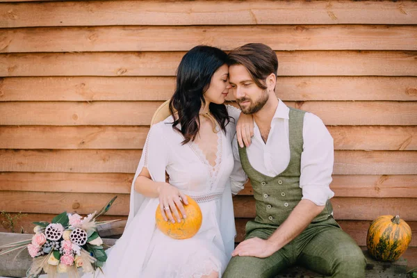 Feliz Recém Casados Estilo Cowboy Sentar Sorrir Close — Fotografia de Stock