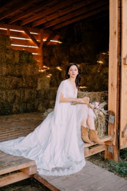 Samanlık içinde oturur boho tarzı Gelin portresi