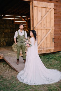 Gelin ve damat boho tarzı ahır samanlık yakınındaki standı