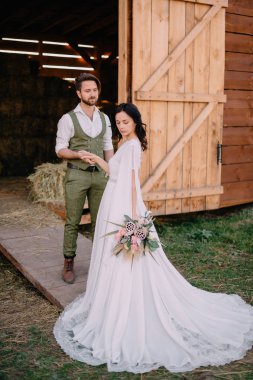 Gelin ve damat boho tarzı ahır samanlık yakınındaki standı