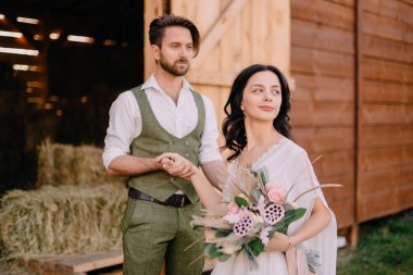 Damat Gelin el ile güneşli çiftlikte dururken tutar