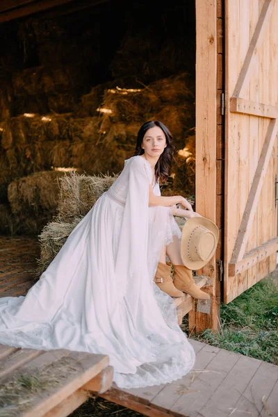 Retrato Noiva Estilo Boho Que Senta Palheiro — Fotografia de Stock