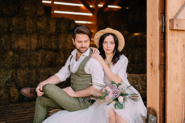 Gli Sposi Stile Cowboy Siedono Sulla Soglia Del Fienile Tra — Foto Stock