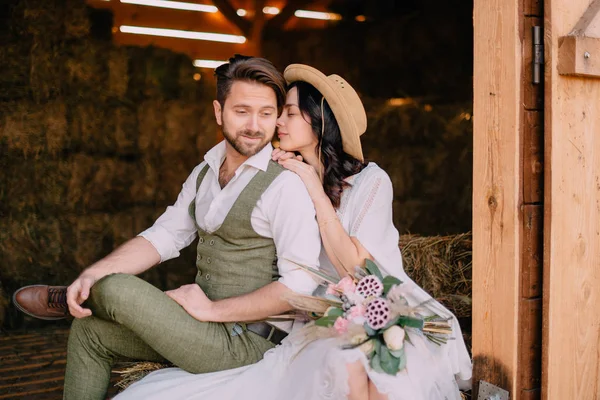 Recién Casados Estilo Vaquero Sientan Umbral Del Pajar Los Brazos —  Fotos de Stock