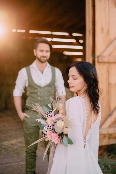 Bruden Och Brudgummen Boho Stil Stå Nära Hayloft Ranch — Stockfoto