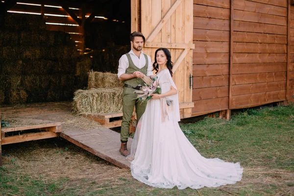 Sposo Tiene Sposa Mano Mentre Piedi Sul Ranch Nella Giornata — Foto Stock