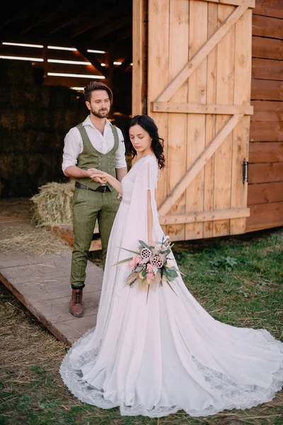 Mariée Marié Dans Style Boho Stand Près Foin Loft Sur — Photo