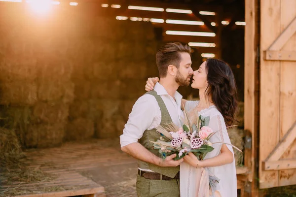 Stylish Newlyweds Kiss Hayloft Ranch — Stock Photo, Image