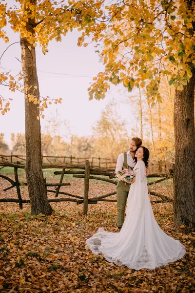 Groom Embrasse Mariée Parmi Feuillage Automne — Photo