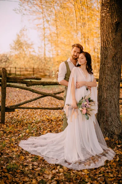 Jeunes Mariés Dans Style Boho Entouré Feuillage Automne Jour Ensoleillé — Photo