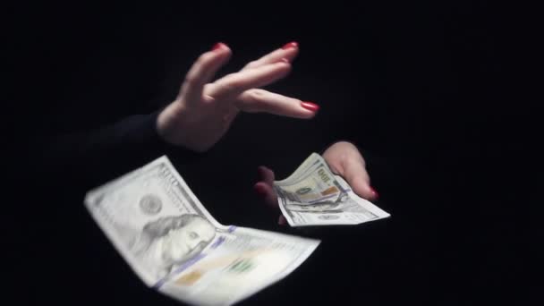 Kadın hareketi, ağır çekim savurma yapmak zengin para bill eller — Stok video
